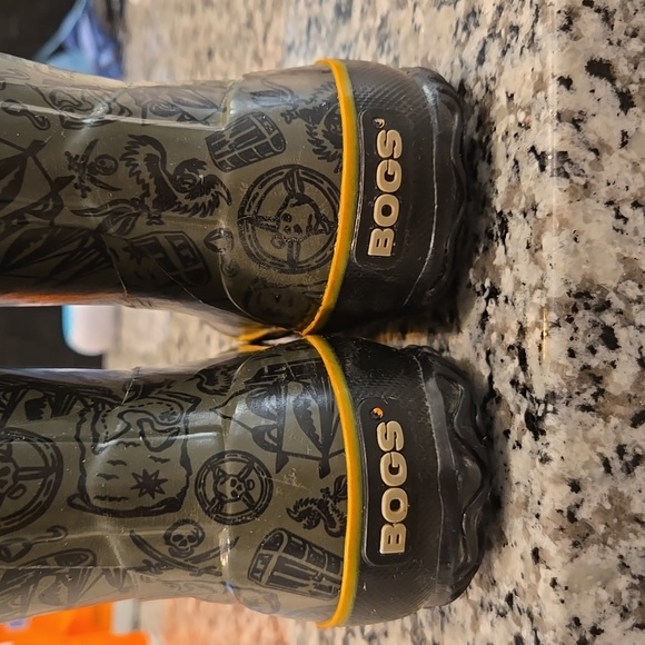BOGS KID'S RAIN BOOTS WITH PIRATE PATTERN. SIZE 11. UNISEX. - Picture 5 of 12